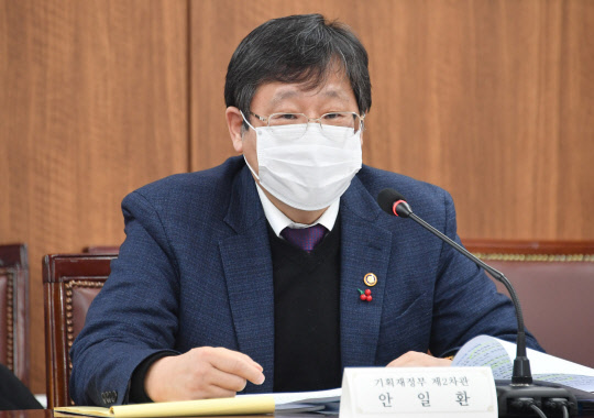 안일환 기획재정부 2차관이 29일 서울 광화문 정부서울청사에서 열린 '공공수요발굴위원회'에서 발언하고 있다. <기획재정부 제공>